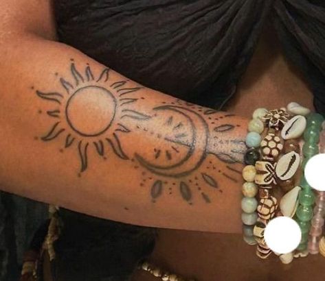 Plus Size Arm Tattoo Placement, Earthy Girl Tattoos Black Women, Earthy Hand Tattoos, Patchwork Tattoo Black Women, Spine Tattoo Minimalist, Tattoo Ideas Dark Skin, Tattoo On Black Women, Small Creative Tattoos, Large Tattoos For Women