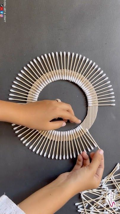 Plastic Bottle Wall Decor, Christmas Wallhanging Ideas With Paper, Diy Hanging Wall Art, Decoration Idea For College Fest, Wall Hangings For Bedroom, Wall Decor Ideas With Paper, Easy Paper Wall Hangings, Wall Hanging Diy Paper Easy, Beautiful Wall Hanging Crafts