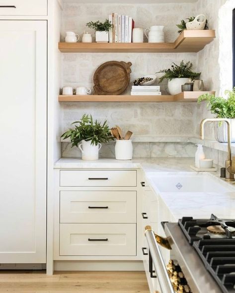 Stone Backsplash Inspiration - Design Trend Round Up - Farmhouse Living Warm Modern Kitchen, Kitchen Cabinets And Backsplash, Backsplash Kitchen White Cabinets, Backsplash With White Cabinets, Pure Salt Interiors, Stone Backsplash Kitchen, Beautiful Backsplash, White Kitchen Backsplash, California House