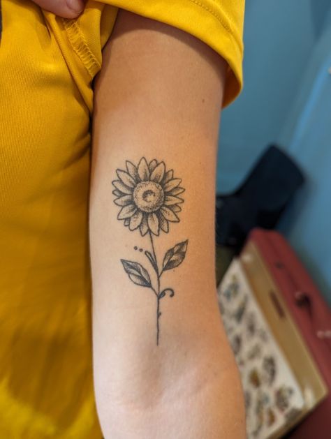 Blackwork Sunflower tattoo, over a year healed Placement: front of bicep above elbow ditch Front Bicep Tattoo, Bicep Tattoo, Above Elbow, Sunflower Tattoo, Blackwork, A Year, Tattoo Ideas, Sunflower, Healing