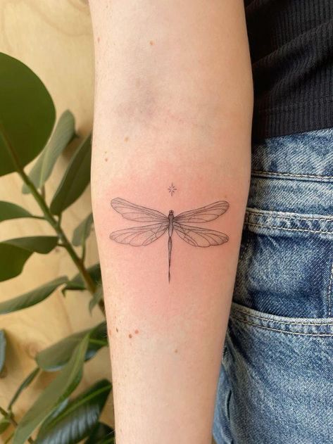 Fineline Dragonfly Tattoo, Dragon Fly Back Tattoo, Cute Dragonfly Tattoo, Dragonfly Chest Tattoo, Fineline Flash, Dragonfly Back Tattoo, Dragonfly Line Art, Simple Dragonfly Tattoo, Small Dragonfly Tattoo