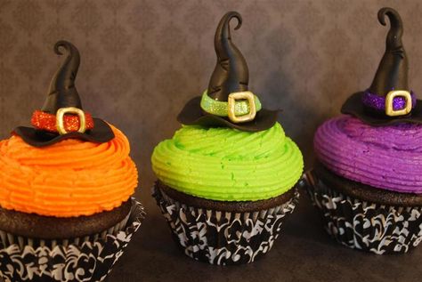 Hat Cupcakes, Witch Cupcakes, Postres Halloween, Recetas Halloween, Hocus Pocus Party, Cupcakes Decorados, Halloween Sweets, Witches Hat, Halloween Cake