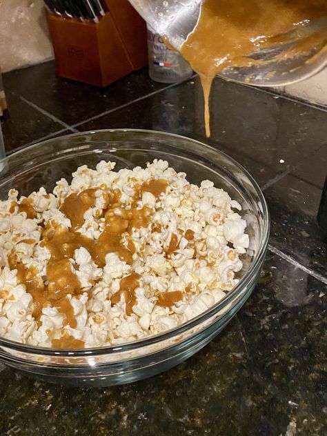 Fresh Popped Caramel Popcorn – Kelly Shea Cooks Easy Caramel Popcorn, Popcorn Microwave, Caramel Baking, Kettle Corn Recipe, Easy Caramel, Air Popped Popcorn, Corn Recipe, Butter Popcorn, Microwave Popcorn