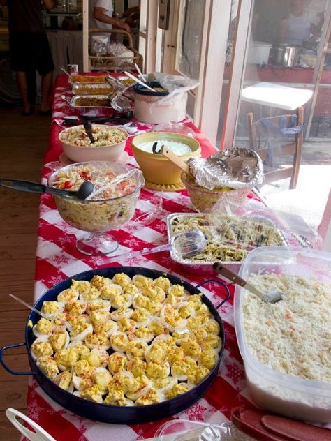 40 Amazing Family Reunion Ideas - FOOD IDEAS Family Reunion Food, Family Reunion Ideas, Family Reunion Games, Family Reunion Planning, Potluck Dishes, Reunion Ideas, Cooking For A Crowd, Pot Luck, Family Picnic