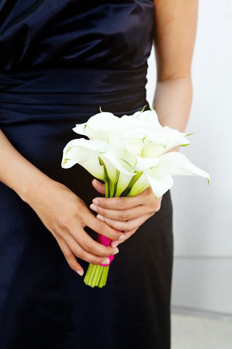 Bridal Bouquet Calla Lillies, Calla Lily Bridesmaid Bouquet, Rocker Wedding, Wedding Program Sign, Christmas Wedding Themes, Lily Bridal Bouquet, Calla Lily Bouquet Wedding, Bridal Party Bouquets, Mini Calla Lilies