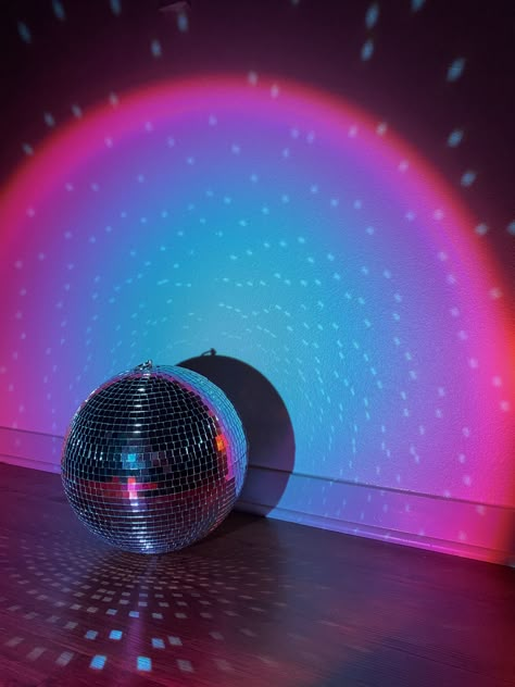 Disco Ball Lights, Disco Ball Lighting, Disco Lighting, Disco Ball Photography, Discoball Aesthetic Background, Disco Ball Aesthetic, Mirrorball Aesthetic, Disco Lights Aesthetic, Light Up Disco Ball