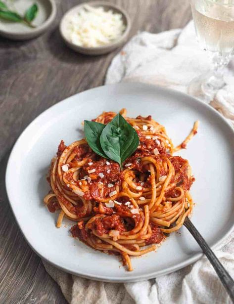 Italian Potluck, Spaghetti Arrabiata, Spicy Tomato Pasta, Pasta Arrabiata, Butter Sauce For Pasta, Garlic Butter Pasta, Quick Easy Lunch, Lemon Garlic Pasta, Potluck Ideas