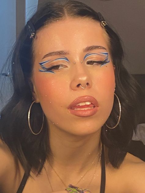 Colorful Graphic Liner, Casual Makeup, Graphic Makeup, Graphic Eyeliner, Cool Makeup Looks, Dope Makeup, Graphic Liner, Creative Eye Makeup, Creative Makeup Looks