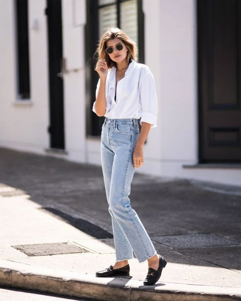 6 Different Ways to Style Mom Jeans #theeverygirl Fashion Me Now, Jeans Trend, Loafers Outfit, Denim On Denim, Outfit Jeans, Urban Street Style, Looks Street Style, Looks Black, Mode Inspo