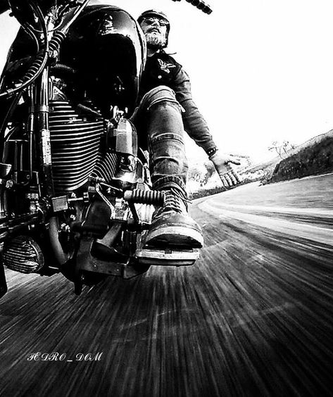 Motorcycle Photo Shoot, Biker Photos, Harley Davidson Artwork, Biker Photography, Biker Tattoos, Foto Top, Biker Photoshoot, Motorcycle Photography, Motorcycle Aesthetic