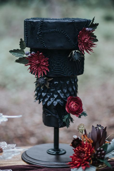 Halloween Backyard Wedding, Drake Wedding, Forest Cakes, Gothic Dinner, Gothic Wedding Cake, Wiccan Wedding, Crazy Wedding Cakes, Dahlia Wedding, Gothic Cake