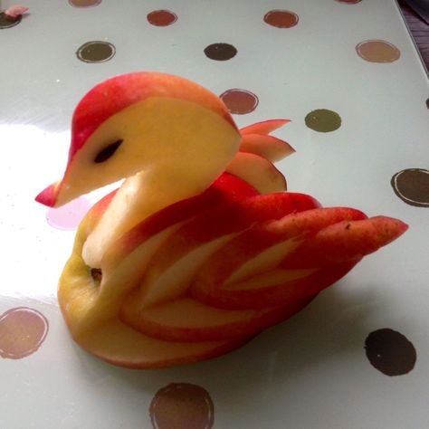 Apple Swan, Apple Carving, Fruit Carvings, Fruit Carving, Drawings Simple, Fruit Art, Art Drawings Simple, Apple Pie, Food Art