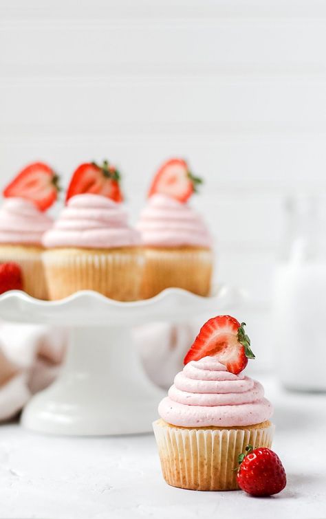 Strawberries And Cream Cupcakes, Strawberry Whipped Cream Frosting, Fresh Strawberry Recipes, Strawberry Whipped Cream, Cream Cupcakes, Strawberry Frosting, Whipped Cream Frosting, Strawberry Cupcakes, Cream Frosting