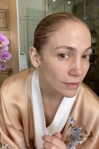 Jennifer Lopez no makeup selfie Jennifer Lopez Makeup Tutorial, Jlo Makeup Tutorial, Jennifer Lopez No Makeup, Jennifer Lopez Makeup Looks, Jlo Makeup Looks, Jlo Without Makeup, Jennifer Lopez Without Makeup, No Makeup Selfie, Jlo Makeup