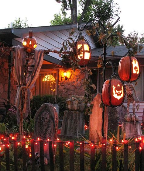 65 Best Halloween Outdoor Decoration Ideas For You - Instaloverz Jar Decoration Ideas, Graveyard Decorations, Fairytale Halloween, Halloween Yard Decorations Diy, Magic Pictures, Diy Halloween Dekoration, Porch Halloween, Diy Halloween Party, Halloween Outdoor Decoration