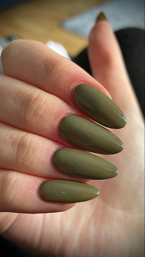 Olive Green Almond Nails, Green Almond Nails, Nails Olive, Gel Nails Shape, Army Nails, Glitter Nails Art, Matted Nails, Oval Acrylic Nails, Nails Art Summer