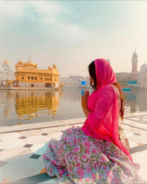 Golden Temple Couple Photography, Golden Temple Photo Pose, Golden Temple Poses, Amritsar Photoshoot, Golden Temple Photography Beautiful, Golden Temple Photo Ideas, Golden Temple Amritsar Poses, Golden Temple Outfit Ideas, Temple Poses Photo Ideas Indian