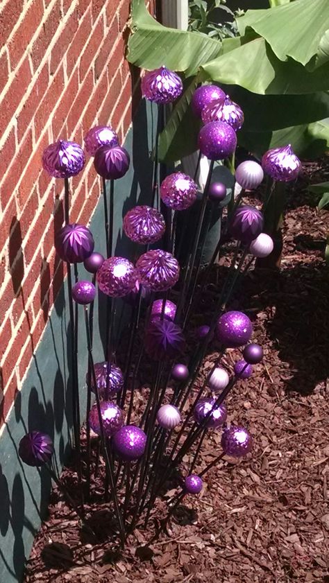 Making these from old Christmas ornaments & garden stakes. My fake allium! Old Christmas Ornaments, Halloween Fairy Garden, Garden Posts, Garden Whimsy, Glass Garden Art, Fairy Garden Decor, Garden Types, Garden Art Sculptures Diy, Garden Art Projects