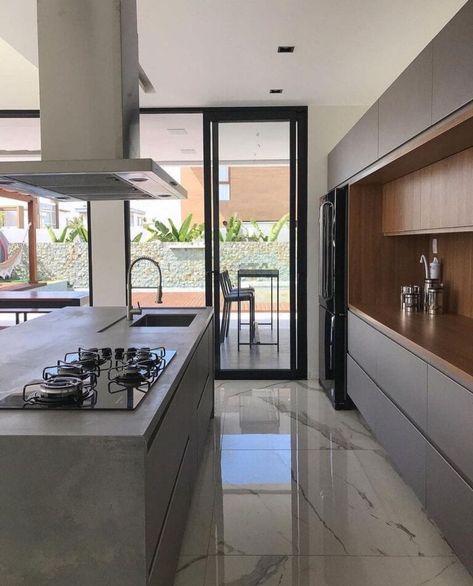 55 modelos de cozinha planejada com ilha para despertar o chef em você - Tua Casa Kitchen Door Ideas Entrance, Modern Kitchen Interiors, Luxury Kitchen Design, Kitchen Room Design, Kitchen Inspiration Design, Kitchen Doors, Kitchen Cabinet Design, Home Design Decor, Style At Home