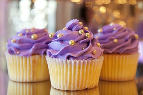 Yum! Rapunzel Cupcakes, Bolo Rapunzel, Rapunzel Cake, Tangled Birthday Party, Rapunzel Birthday Party, Purple Cupcakes, Tangled Birthday, Gold Cupcakes, Rapunzel Party