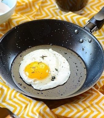 Sunny Side Up Eggs Recipe, Perfect Sunny Side Up Eggs, Sunny Side Up Eggs, Healthy Cookware, Sunnyside Up Eggs, Ways To Cook Eggs, Dippy Eggs, Runny Eggs, Over Easy Eggs