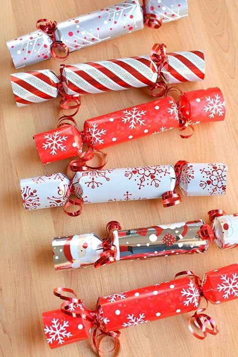 Paper Crackers, Homemade Christmas Crackers, Paper Snowflake Designs, Diy Christmas Crackers, Tea Light Snowman, Party Crackers, Christmas Toilet Paper, Holiday Dinner Table, Diy Stocking Stuffers