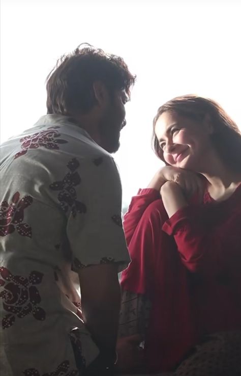 Senorita Aesthetic, Couple Poses Desi Aesthetic, Bangla Aesthetic Couple Pic, Pakistani Drama On Laptop, Mera Humsafar Drama, Fanaa Ishq Mein Marjawan, Funny Couple Poses, Couples Candid Photography, Bride Photos Poses