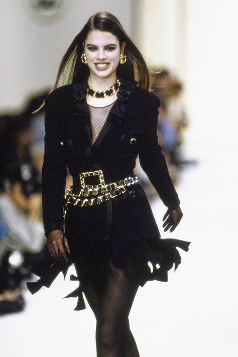 Chanel Herbst/Winter 1991-1992 Ready-to-Wear - Kollektion | Vogue Germany Chanel Fall 1991, 1990 Style, 90s Chanel, Chanel Runway, 90s Runway Fashion, Runway Fashion Couture, 80s And 90s Fashion, Vintage Couture, Chanel Fashion