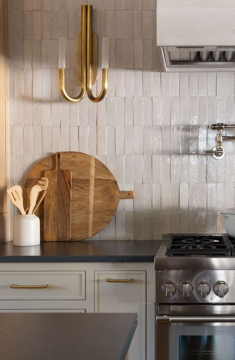 Model Dapur, Kitchen Backsplash Designs, Backsplash Designs, Backsplash Tile, Kitchen Inspiration Design, Kitchen Tile, Kitchen Tiles Backsplash, Kitchen Projects, Kitchen Tiles