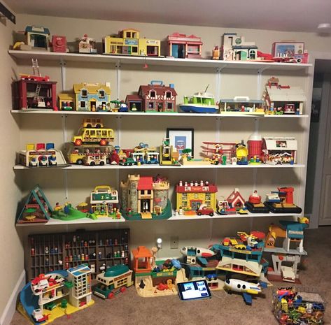 Fisher Price Toys Vintage, Fischer Price Toys Vintage, Little People Storage Ideas Fisher Price, Vintage Toy Display, Nostalgia Toys, Fischer Price, Price Display, 80’s Toys, Vintage Fisher Price Toys