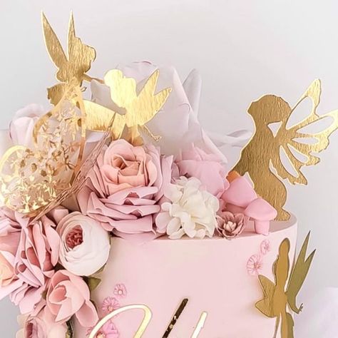 So Layers Cake Design on Instagram: "Fairy Cake ✨✨✨  #fairycake #fairycakes #igcakes #cakesofinstagram #luxurycake #buttercreamcakes #gateaureims #villedereims #reims" Fairy First Birthday Cake, Layers Cake, Fairy Birthday Cake, Luxury Cake, Fairy Cake, Fairy Cakes, Fairy Birthday Party, First Birthday Cake