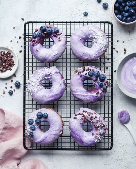 Raw vanilla donuts with blueberry glaze Raw Vegan Meal Plan, Donuts Photography, Retreat Recipes, Donut Aesthetic, Donuts Ideas, Blueberry Glaze, Donut Mix, Raw Breakfast, Donut Ideas