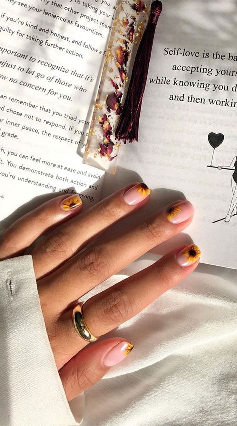 Short Nail Sunflower Designs, Nail Sunflower Design, Spring Nails Sunflower, Nail Art Photography Ideas, Sunflower Nails Short, Sun Flower Nail Art, Sunflower Nails Design Short, Nails With Sunflowers, Nail Art Sunflower