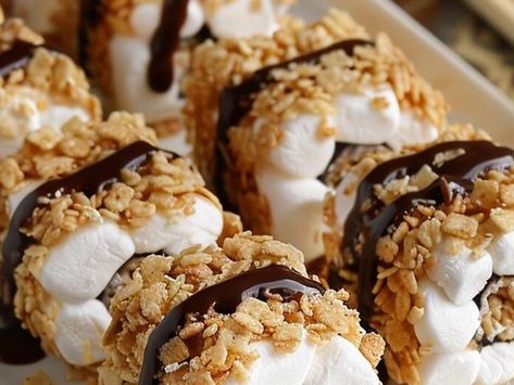 Chocolate Heaven: S’mores Sushi Rolls Are the Sweetest New Dessert You’ll Want to Make - NewsBreak Smores Chocolate Rolls, S’mores Sushi, Microwave Peanut Butter Fudge, Marshmallow And Chocolate, Southern Caramel Cake, Dessert Sushi, Sushi Roll Recipes, Chocolate Crepes, Chocolate Heaven