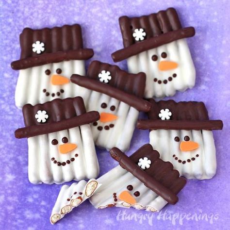 Snowman Food: Snowmen that melt in your mouth Walk Ideas, Snowman Treats, Xmas Cookie, Pretzel Treats, Christmas Eats, Elsa Birthday, Winter Treats, Christmas Foods, Holiday Goodies