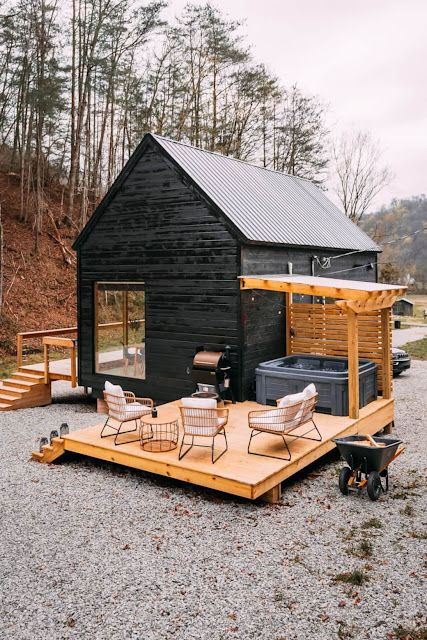 Mini Chalet, Tiny House Towns, Diy Nature, Contemporary Cabin, Eastern Kentucky, Cabin Tiny House, Tiny House Inspiration, Casa Container, Modern Tiny House