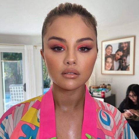 Selena Gomez Makeup, Neon Makeup, Celebrity Makeup Looks, Smink Inspiration, Makijaż Smokey Eye, Makeup Eye Looks, Music Fest, Pink Eyeshadow, Pink Makeup