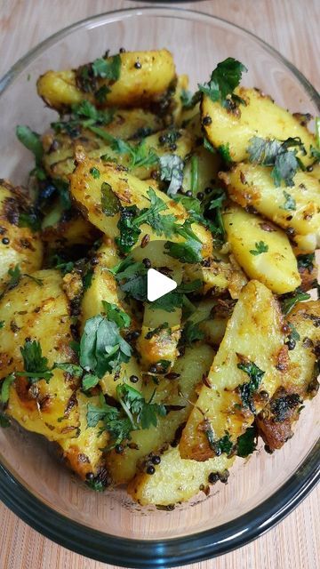 Potato Simple Recipes, Simple Recipes Indian, Aaloo Recipe Easy, Aloo Palak Recipe Indian, Easy Indian Vegetable Recipes, Healthy Indian Snacks Recipes, Simple Indian Food Recipes, Aloo Fry Recipes, Healthy Tiffin Recipe Indian