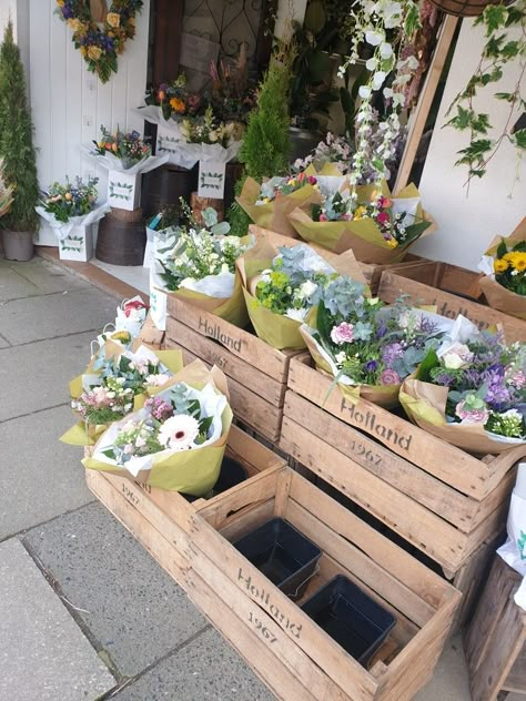 I liked them. Flower Shop Booth Design, Flower Market Display Booth Ideas, Flower Farm Stand, Farmers Market Flower Display, Flower Market Display, Flower Truck Business, Diy Flower Stand, Flower Shop Business, Farm Market Ideas