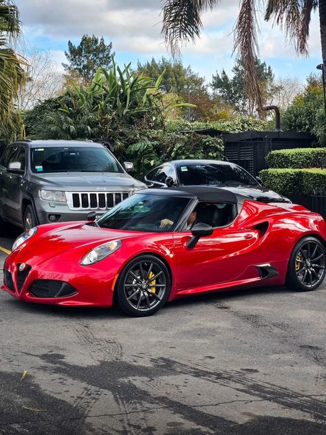 Discover the rare Alfa Romeo 4C Spider in Argentina, a cabrio with a carbon fiber chassis, weighing 1040 kg. It features a 1.7L Bi-turbo engine with 241 hp. Despite its automatic transmission, its timeless design captivates. Alfa Romeo 4c, Turbo Engine, Alfa Romeo Spider, Automatic Transmission, Alfa Romeo, Carbon Fiber, Timeless Design, Thing 1, Cars