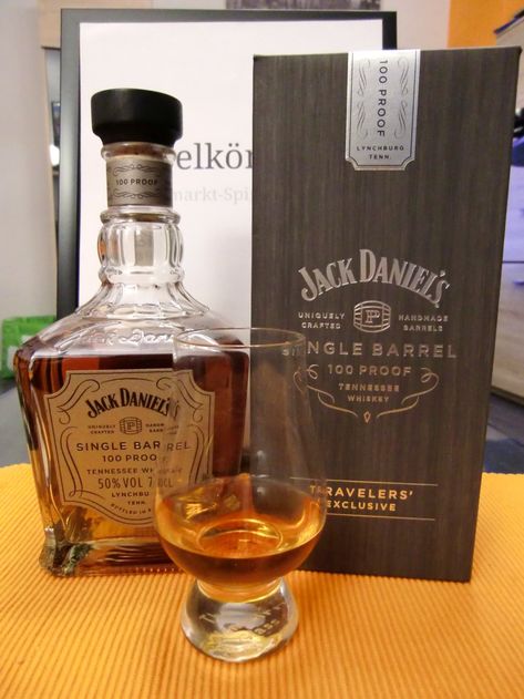 Der Jack Daniel's Single Barrel 100 Proof ein amerikanischer Whiskey und wird mit satten 50% Alkohol abgefüllt. Lohnt sich der Preis? Findet es heraus! Jack Daniels Gentleman Jack, Jack Daniels Single Barrel, Jack Daniels Black, Jack Denial Whiskey, Jack Daniels Single Barrel Select, Jack Daniels Distillery, Jack Daniel, Jack Daniels Whiskey, Jack Daniels