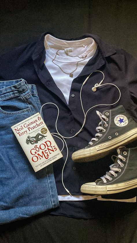 #outfits #outfitideas #style #aesthetic #downtown #converse #books #book #goodomens #earphones #necklace #accessories Terry Pratchett, Men Stylish Dress, Neil Gaiman, Rainy Day Outfit, Converse All Star, Infp, School Outfit, All Star, Party Outfit