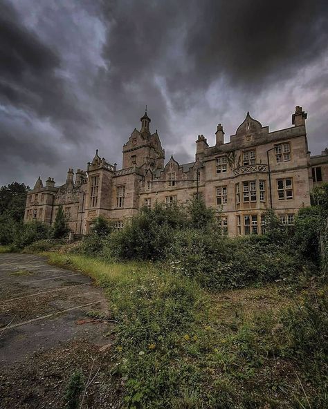 Castle Grounds Aesthetic, Abandoned Mansion Aesthetic, Old Mansion In The Woods, Abandoned Manor House, Old Abandoned Castles, Overgrown Manor, Manor In The Woods, Rundown Mansion, Overgrown Mansion