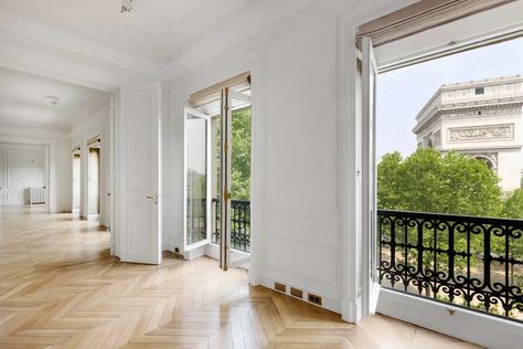 Parisian Apartment Aesthetic, Parisian Style Apartment, Parisian Dining Room, Parisian Modern, Paris Flat, Parisian Interior, Marble Fireplace Surround, French Apartment, Contemporary Light Fixtures