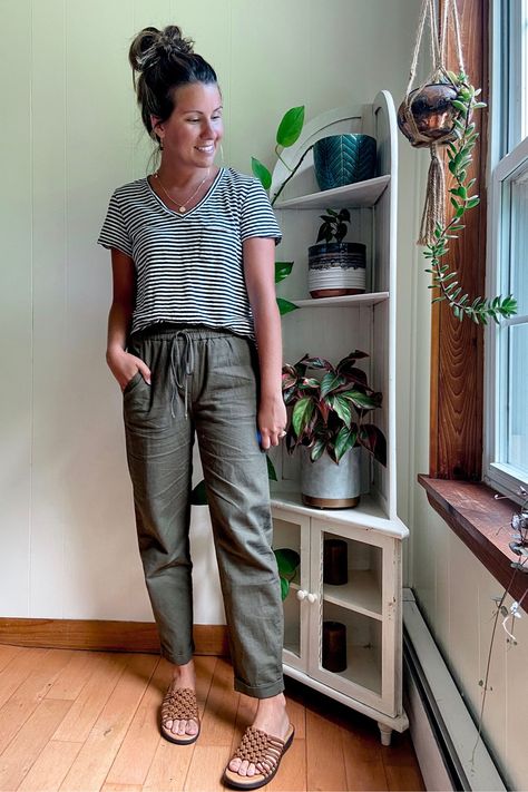 Linen Pants Casual Outfit, Green Cargo Joggers Outfit, Work Jogger Pants Outfit, Jogger Pants Outfit Summer, Joggers Outfit Summer, Linen Pants Outfit Plus Size, Linen Pants Fall, Linen Joggers Outfit, Green Linen Pants Outfit