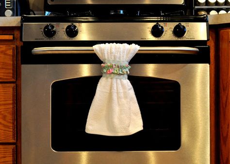 Kitchen Decorating DIY – Make Your Own Dishtowel Belts Ideas Hogar, Towel Crafts, Leftover Fabric, Cooking Area, Love Sewing, Fabric Projects, A Kitchen, Dish Towels, Sewing Supplies