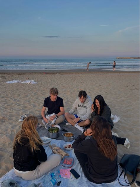 #beach #picnic #friends #summer #sunset #fun #moments Beach Picnic Aesthetic Friends, Birthday Beach Picnic, Mallory Aesthetic, Recreation Photos, Friends Uk, Sunset Picnic, Canon Beach, Uk Beaches, Fun Moments