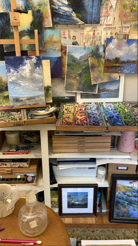 Pastel Art Studio, Home Art Studio Aesthetic, Art Room Ideas Artist Studios, Artist Studio Aesthetic, Artist Room Aesthetic, Mbbs Life, Painter Studio, Artist Atelier, Painters Studio