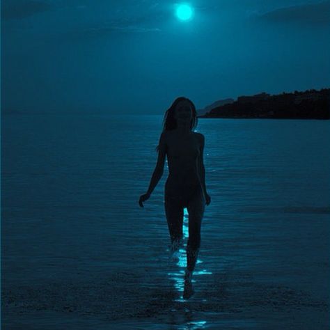 Modern Day Pirate Aesthetic, Water At Night, Ocean At Night, Night Swimming, Woman Walking, Mermaid Aesthetic, Aesthetic Stuff, 영감을 주는 캐릭터, Blue Lagoon