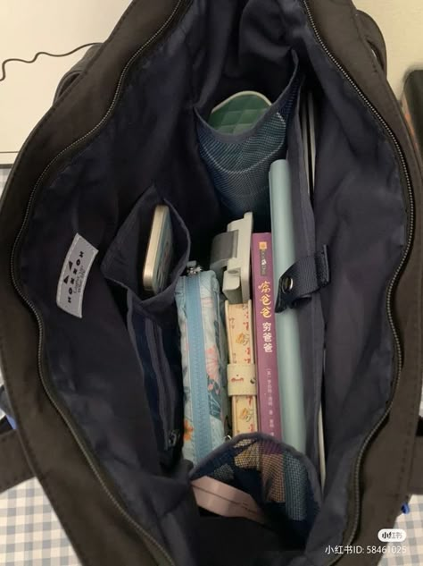 Whats In My Backpack, Inside Backpack, Mochila Kpop, Studying Stationary, Uni Bag, What's In My Bag, School Bag Essentials, Romanticizing School, Inside My Bag